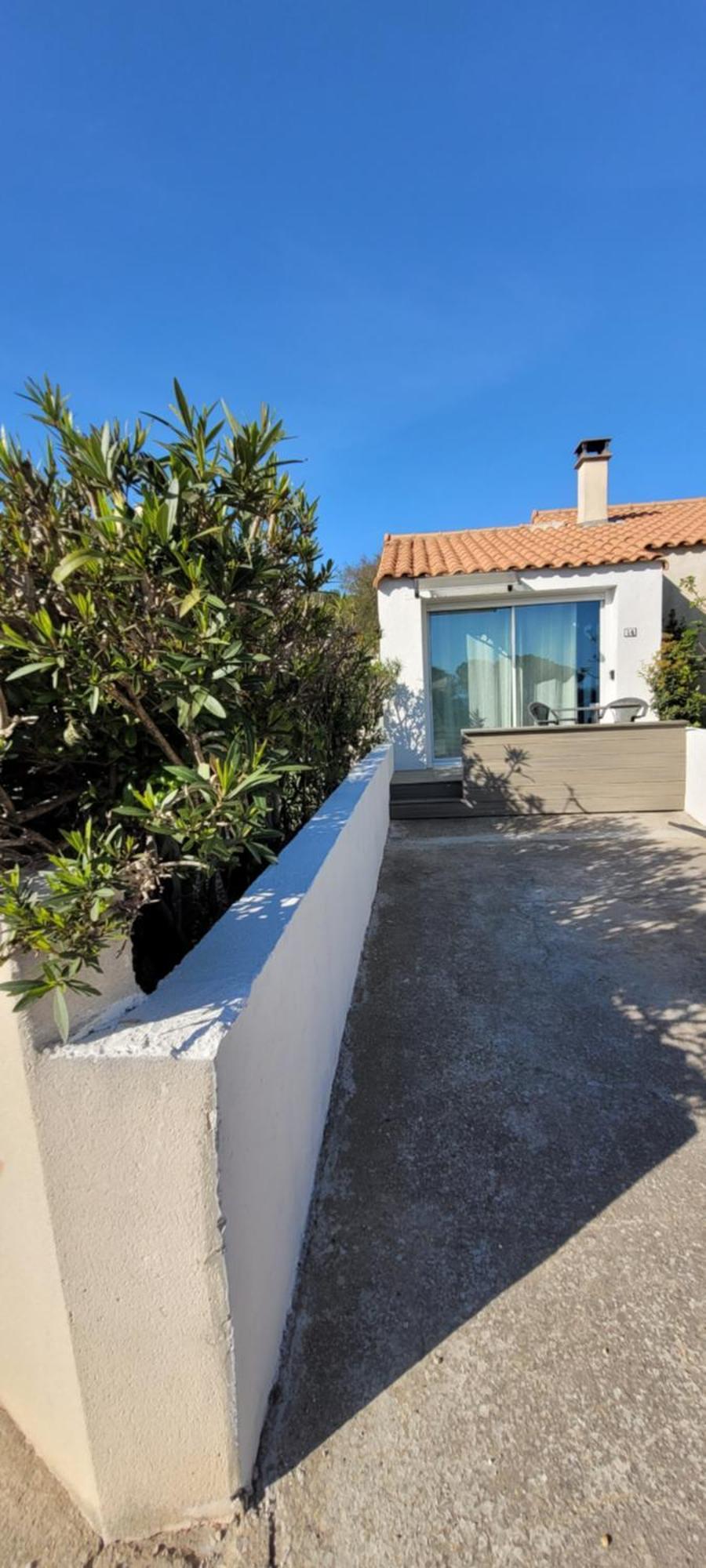 Meze Avec Vue Face A L'Etang Villa Exterior photo