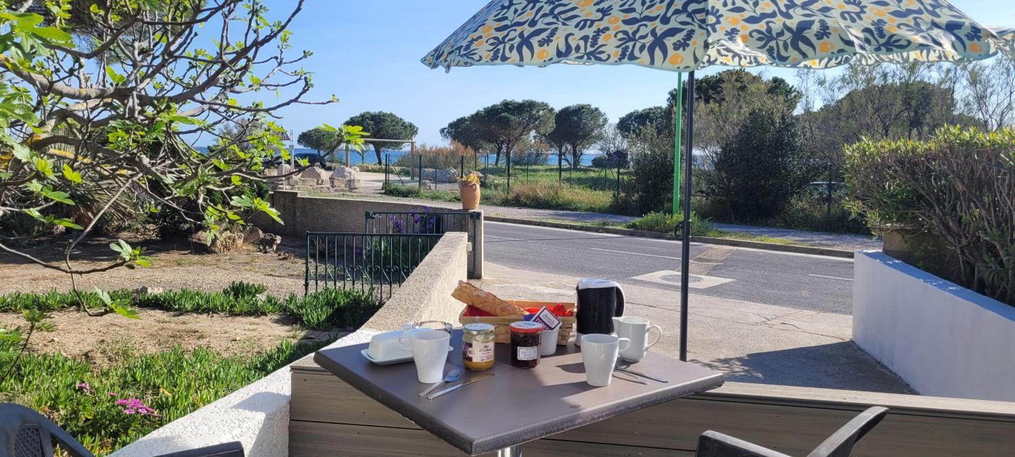 Meze Avec Vue Face A L'Etang Villa Exterior photo